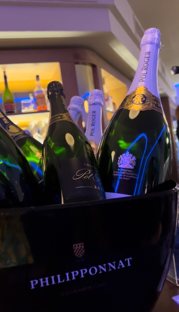 Macao Lounge Bar — Champan
