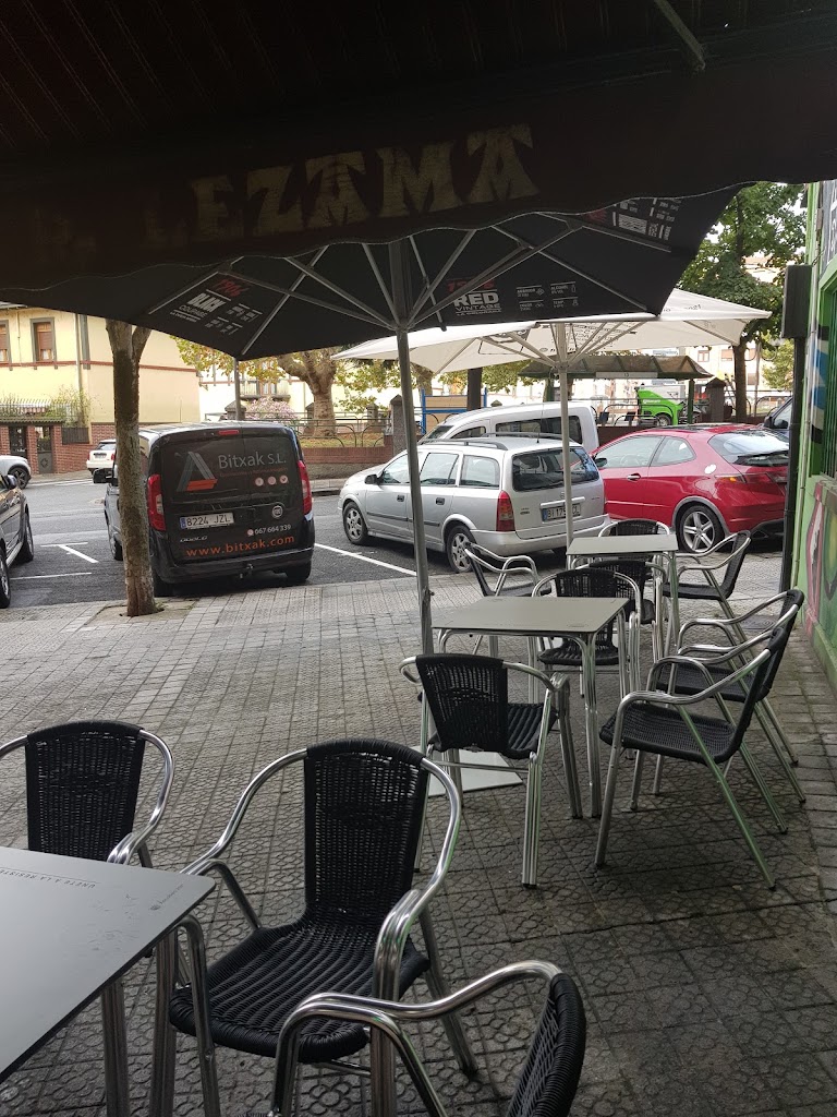 Lezama Cafe Bar — Ambiente