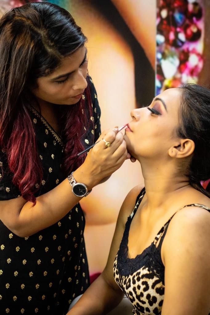 The Looks Makeovers Unisex Salon Nail Arts