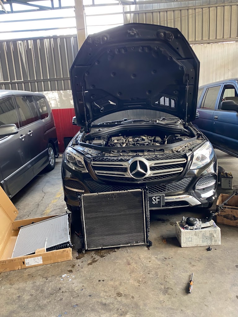 W Auto Center Service Mobil