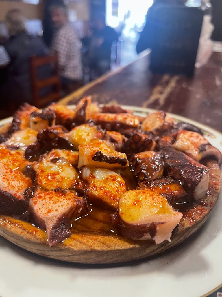 Adega Galiza Vinoteca-Braseria — Comida y bebida