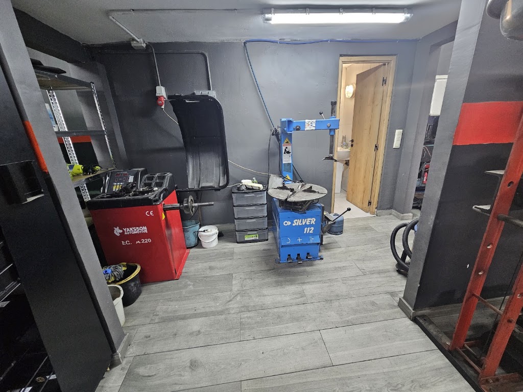 Taller Mecanico Auto Viva Express — Interior