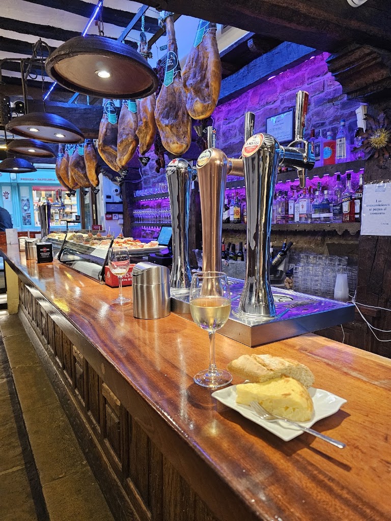 Meson Pirineo — Comida y bebida