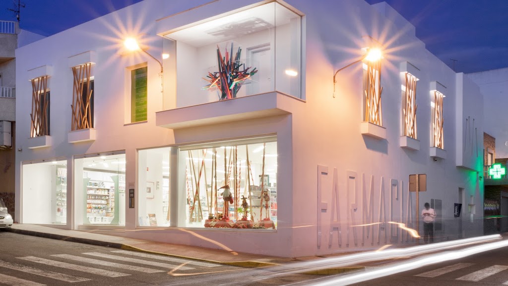 Farmacia Caparros Y Reina C B // Ldo. Javier Reina // Parafaramcia Sta Maria del Aguila