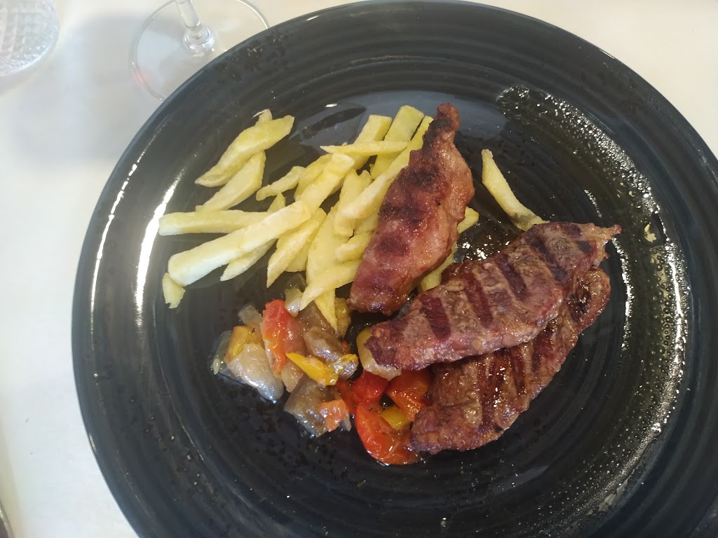 RESTAURANTE LE TINAJA — Comida y bebida