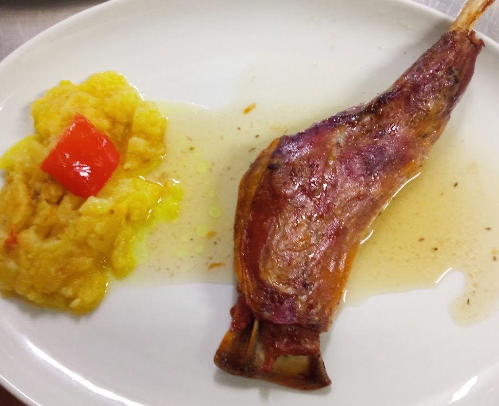 La Bodeguilla Restaurante Asador — Comida y bebida