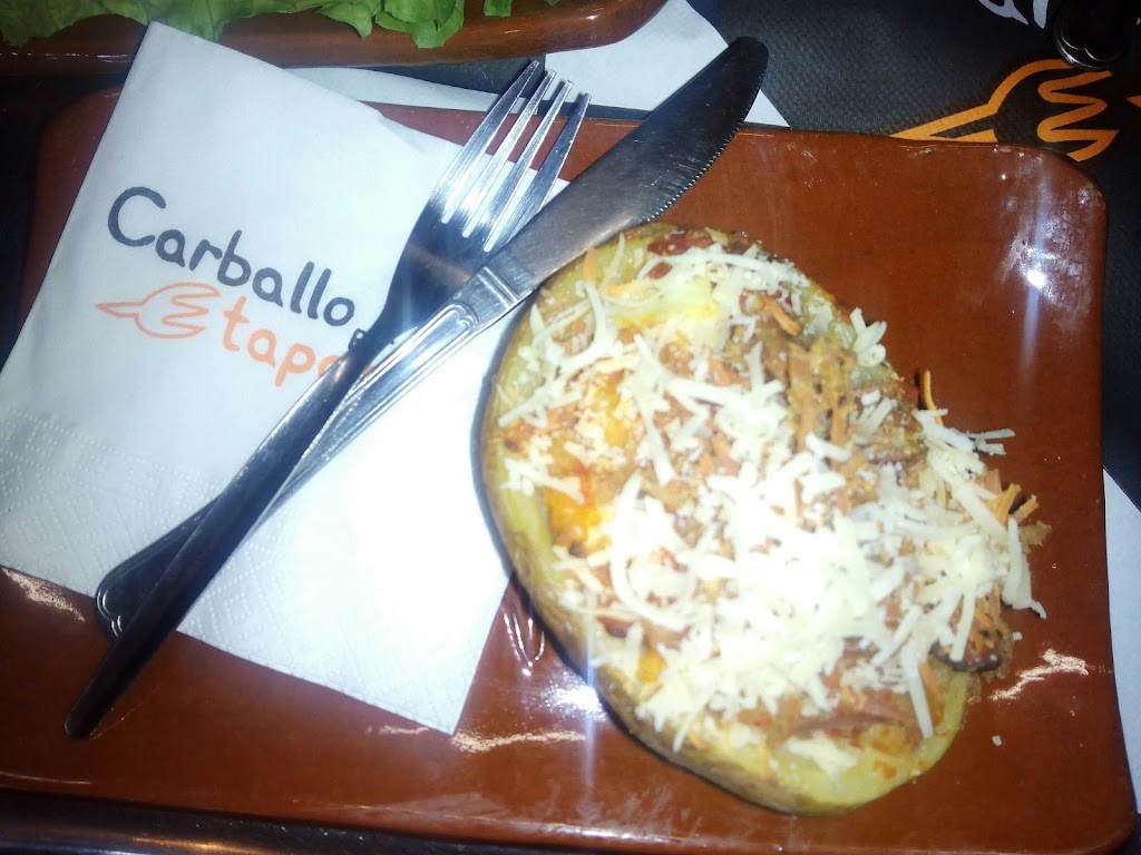 Cafe Bar Embajador — Comida y bebida