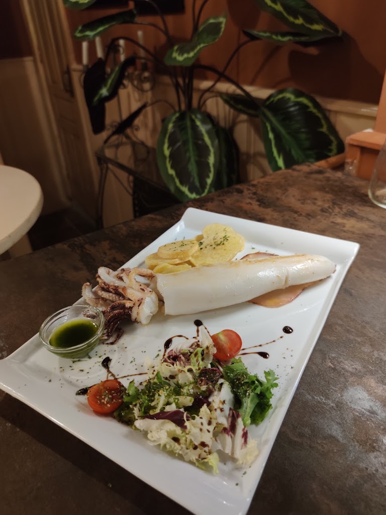 Bodega Los Maeras — Comida y bebida