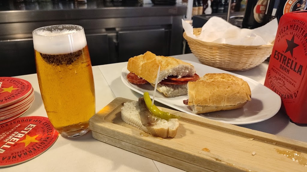 Cafe Castilla & Bar — Comida y bebida