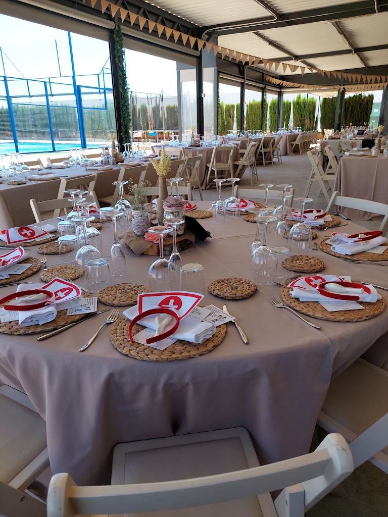 ENTREPISTES Restaurante y padel — Ambiente