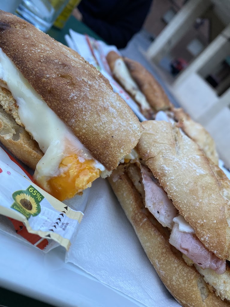 LA BOCATERIA DE AROA — Comida y bebida