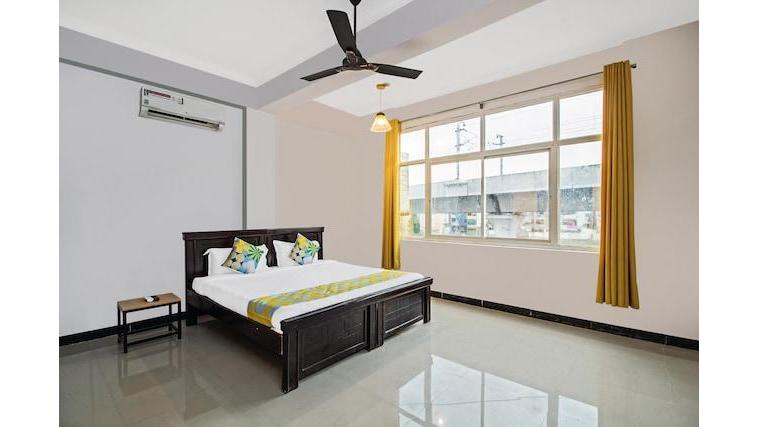 Oyo 46058 Pleasant Stay Near Moosapet Metro Station