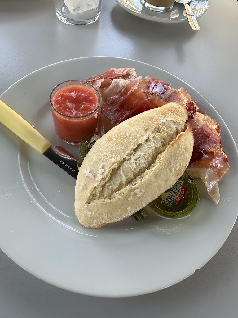 Cafe Bar Prado — Comida y bebida