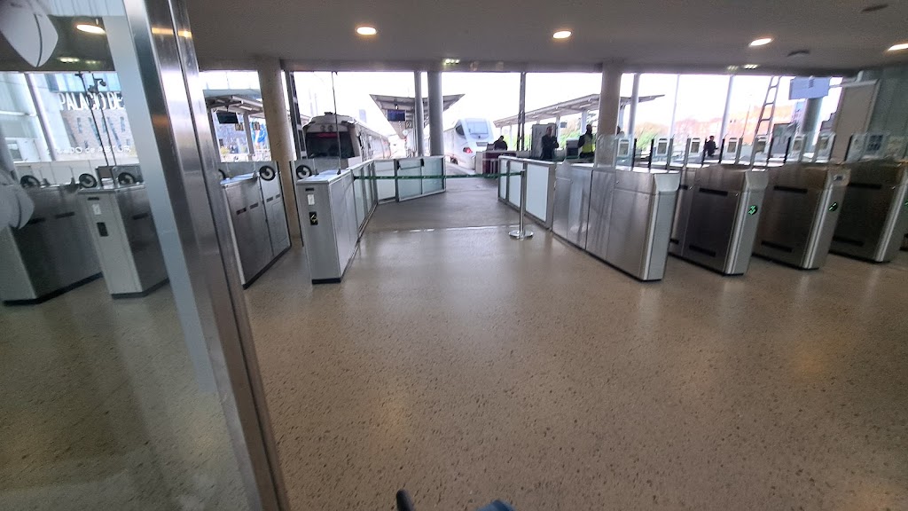 Alamo Rent A Car - Estacion de Tren de Gijon — Interior