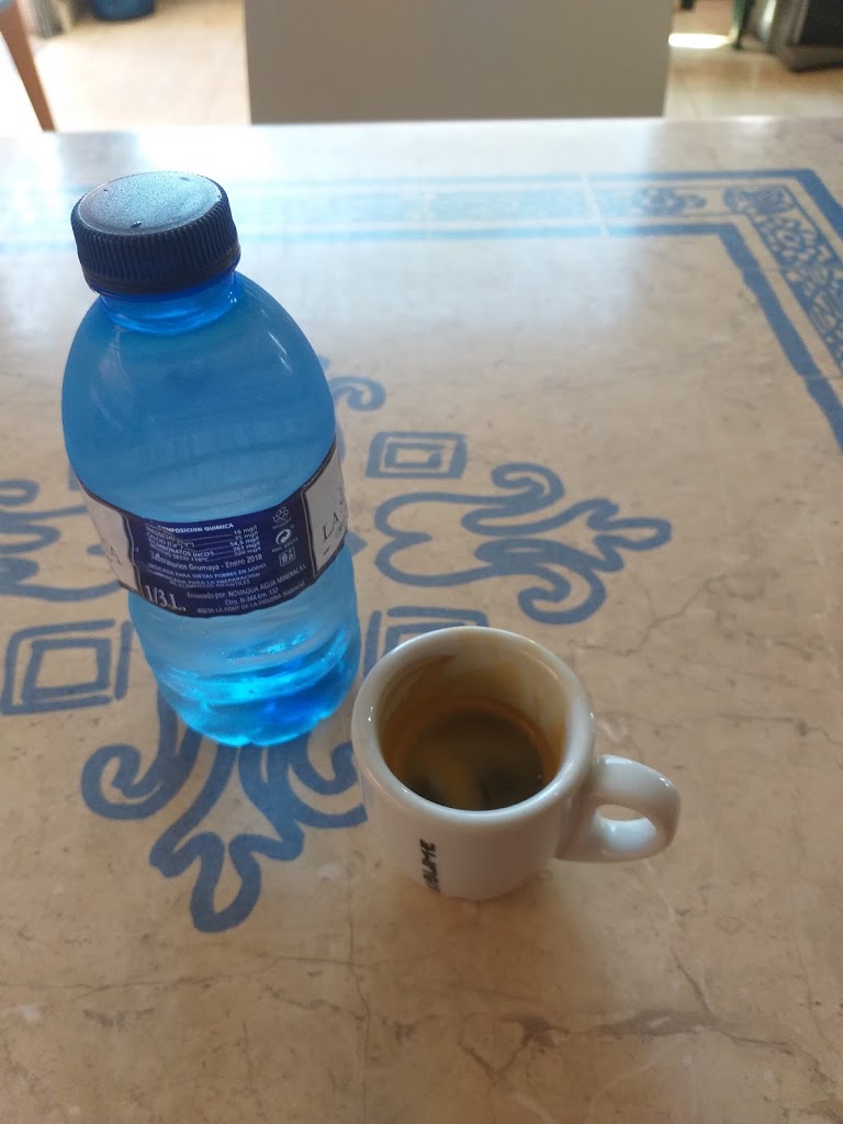 Cafe Tropicalia Bar — Comida y bebida