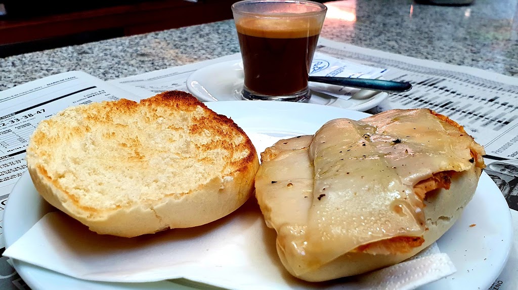 Bar la Aurora — Comida y bebida