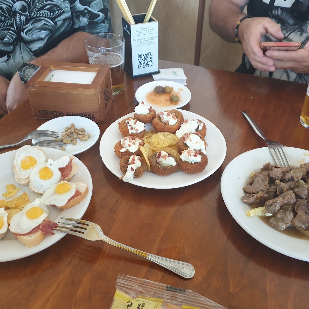 Bar Cachola — Comida y bebida