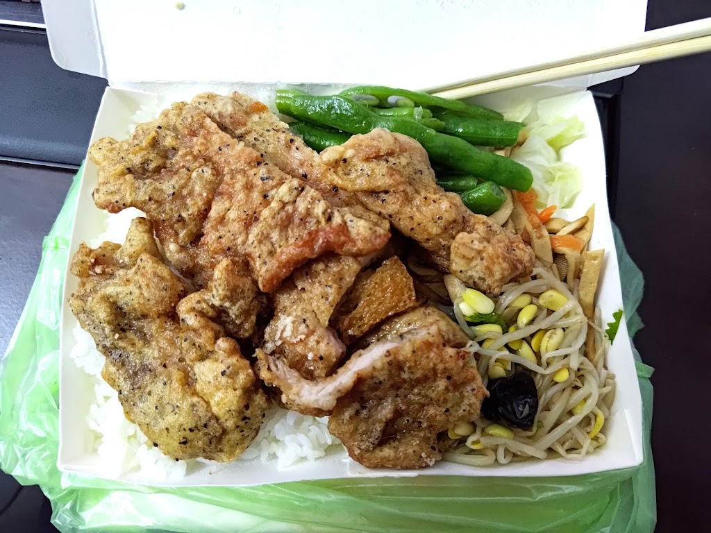 女廚咖哩水餃麵食 的照片