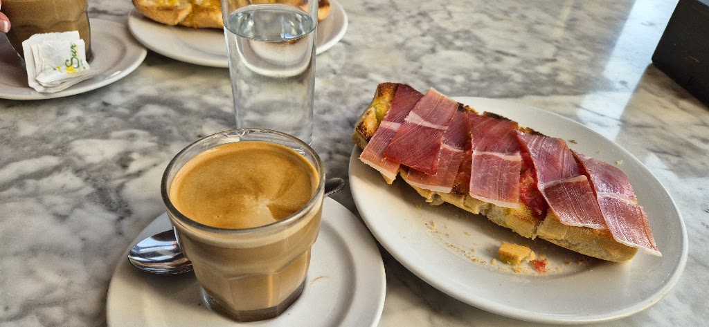 Cafe Bar Rio De Oro — Comida y bebida