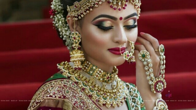 Ayushi Beauty Salon Only For Ladies