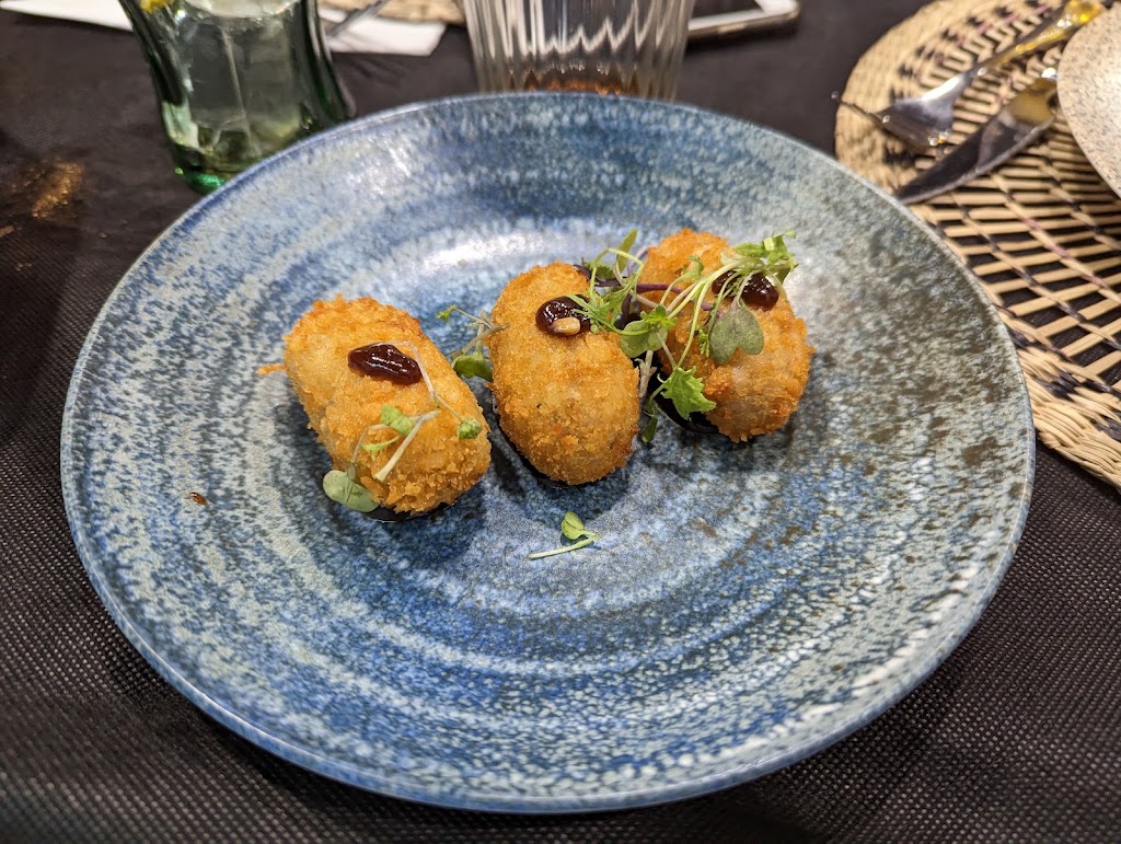 Arnadi Restaurant — Comida y bebida