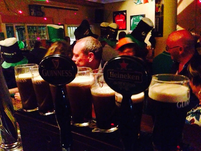 Shenanigans Irish Bar — Comida y bebida