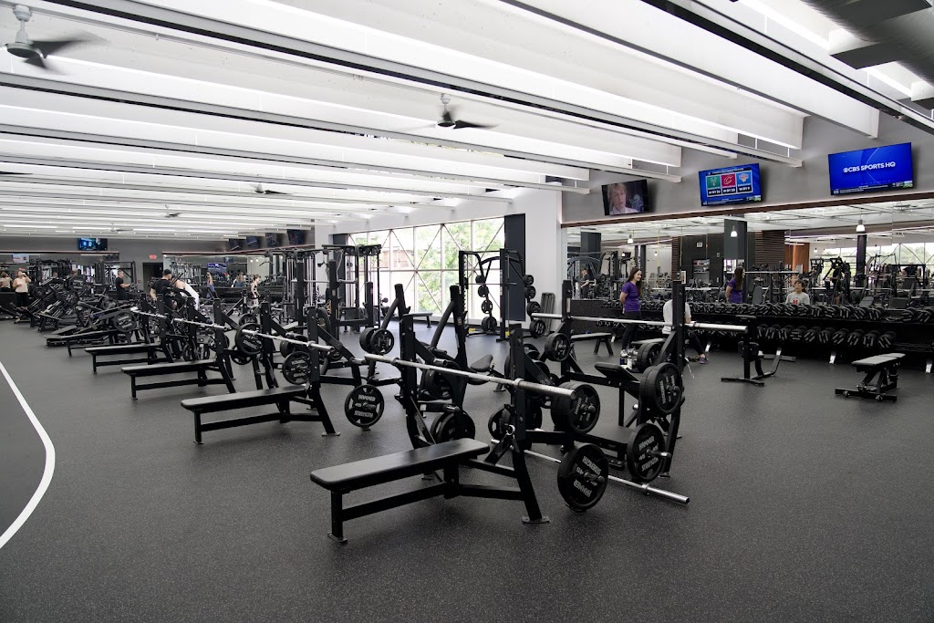  Genesis Health Clubs - 132nd & Center