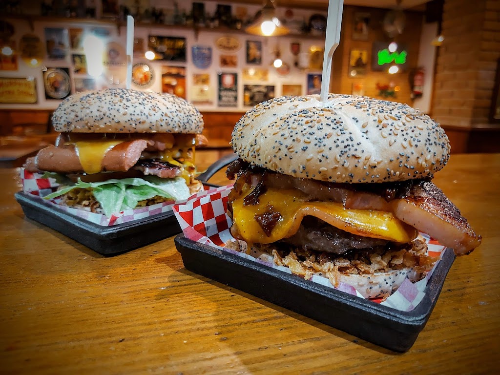 Pregos Grill & Beer — Comida y bebida