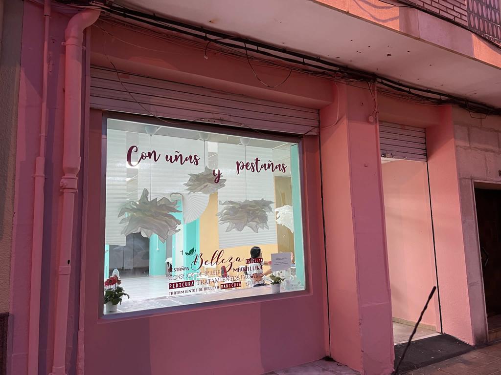 Con Unas y Pestanas Beltran y Nouche — Exterior