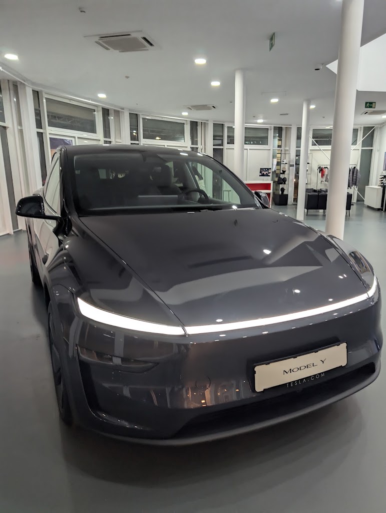 Tesla Center Madrid Alcobendas — Interior