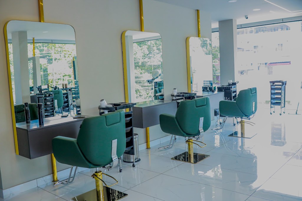 E Lan Makeover Studio