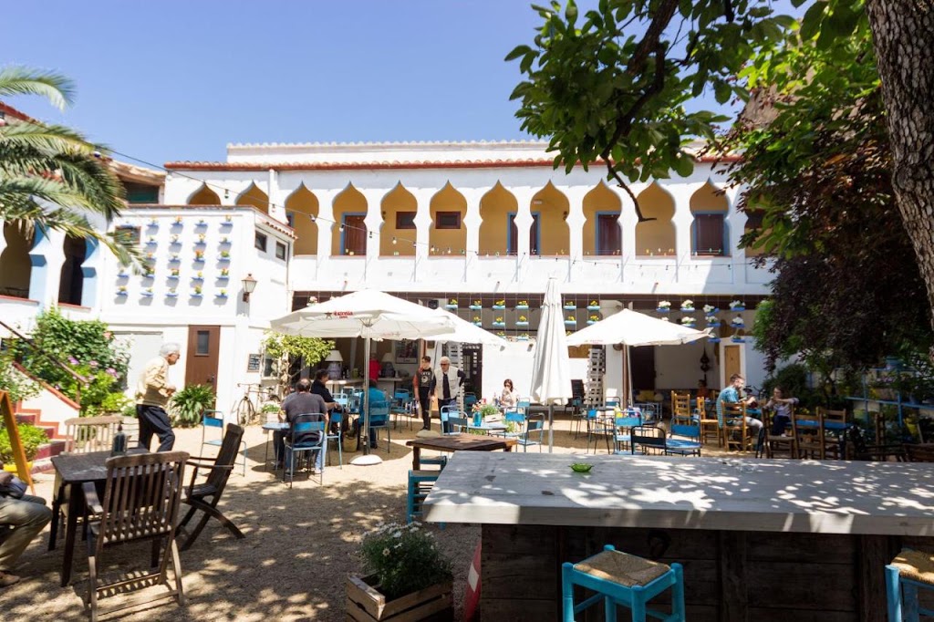 Hostal L'Estrella — Exterior