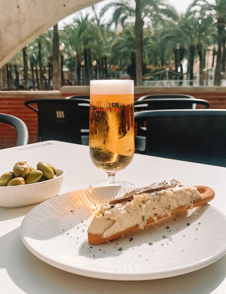 Poniente Bar — Comida y bebida