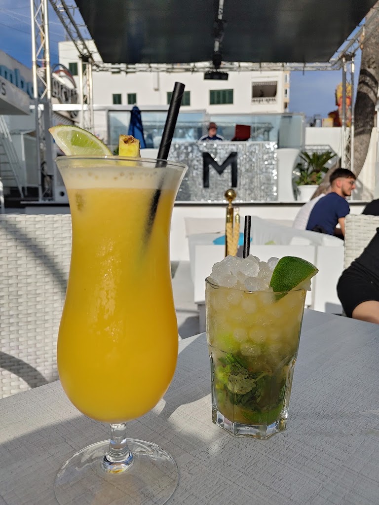Mambos Terrace — Comida y bebida