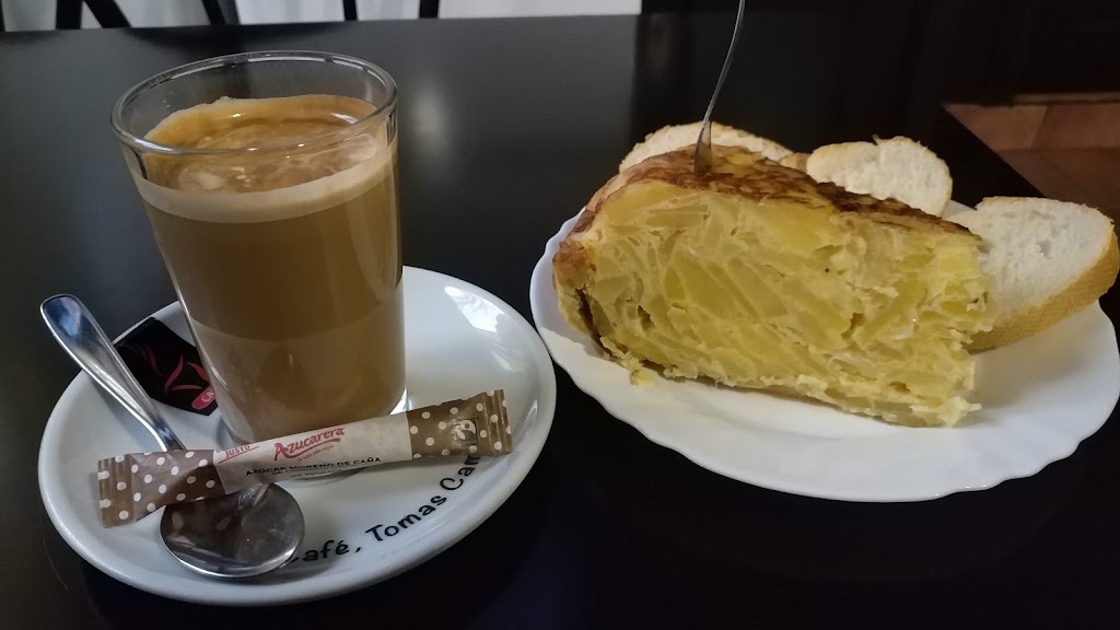 Bar Cafeteria La Revolera — Comida y bebida