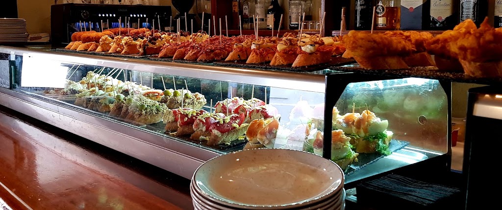 IZARRA TABERNA VASCA — Comida y bebida