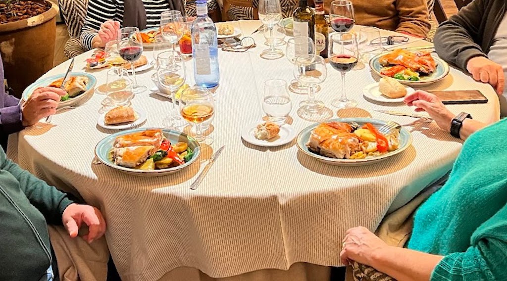 Casa Emiliana, restaurante con parque infantil — Comida y bebida