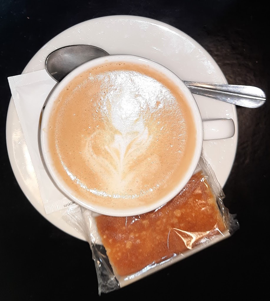 PUKI cafe bar — Comida y bebida