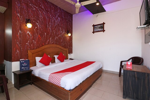 Oyo Flagship 73119 Hotel Eagle Restaurant Lodging