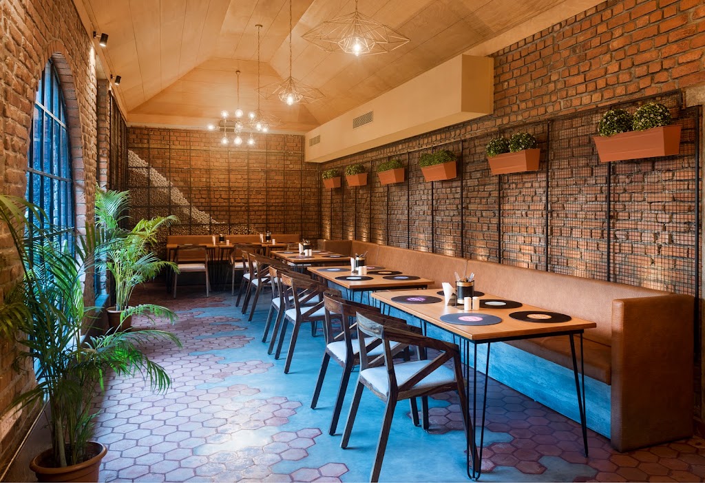 The Outhouse Bistro Hotel Aida