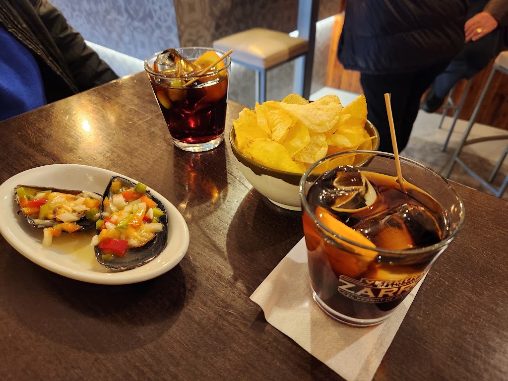 Bar Elena Vermuteria — Comida y bebida