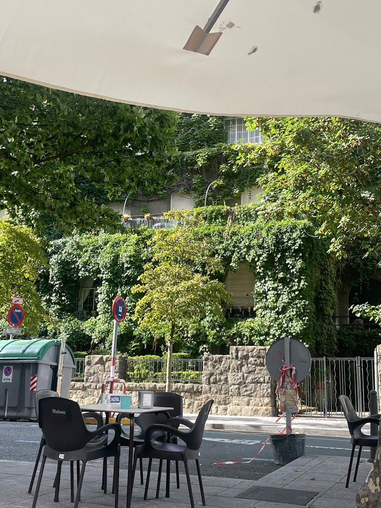 Cafe-Bar Menendez Pelayo — Ambiente