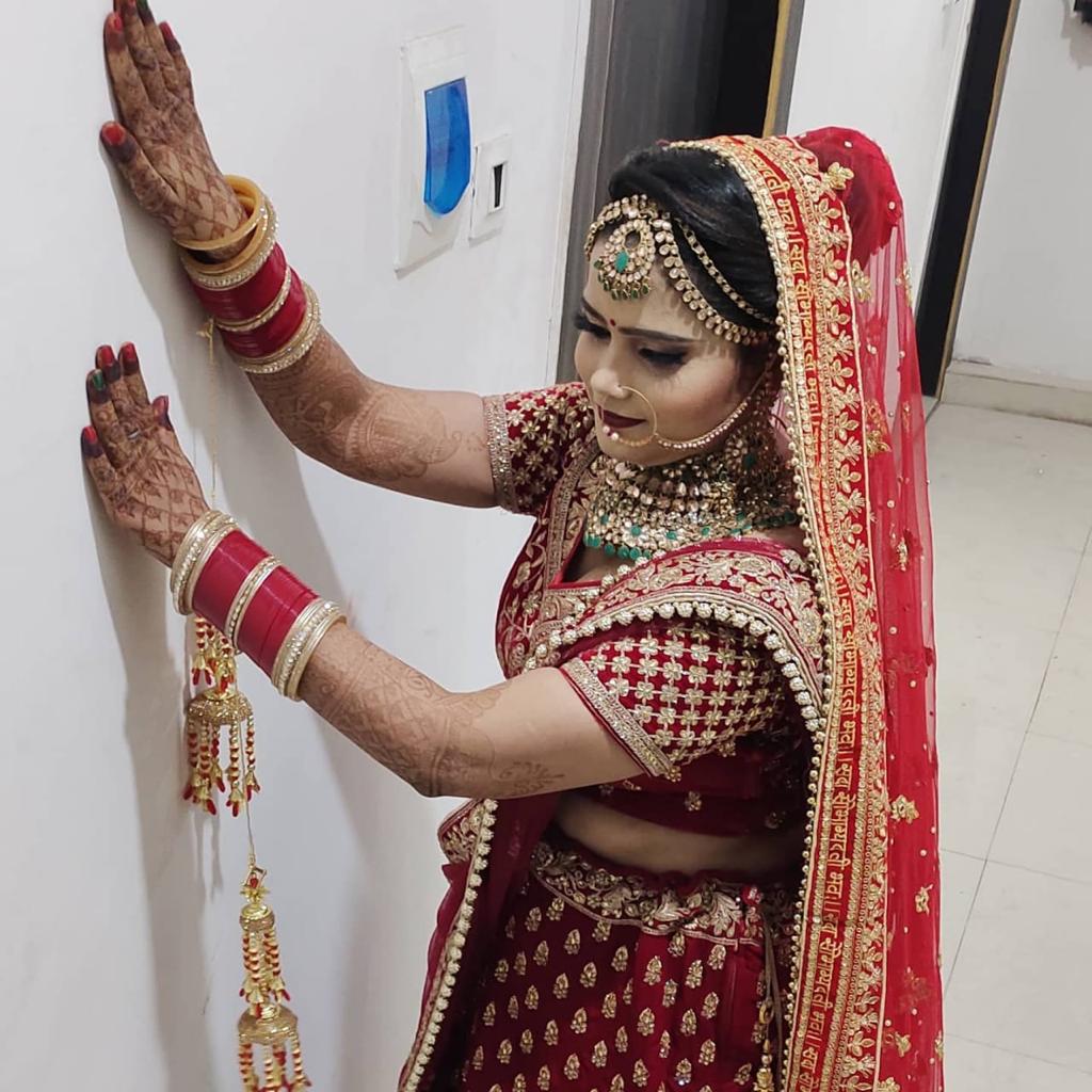 Vindhyvaasinii Byuuttii Paarlr