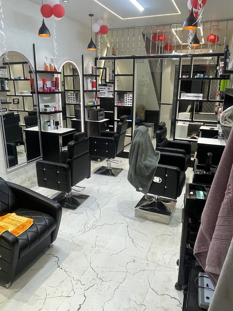 Studio 18 Hair Beauty Unisex Salon
