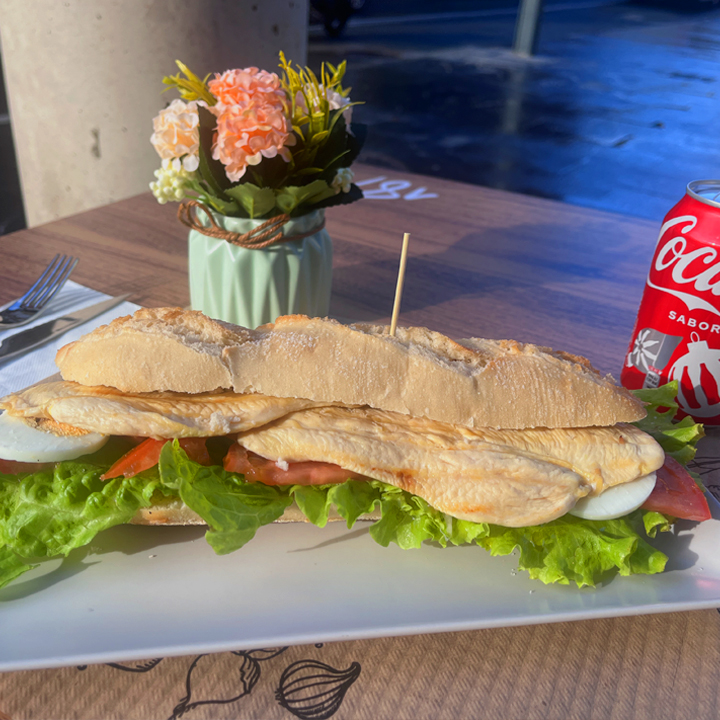 LAGUNAK BAR — Comida y bebida