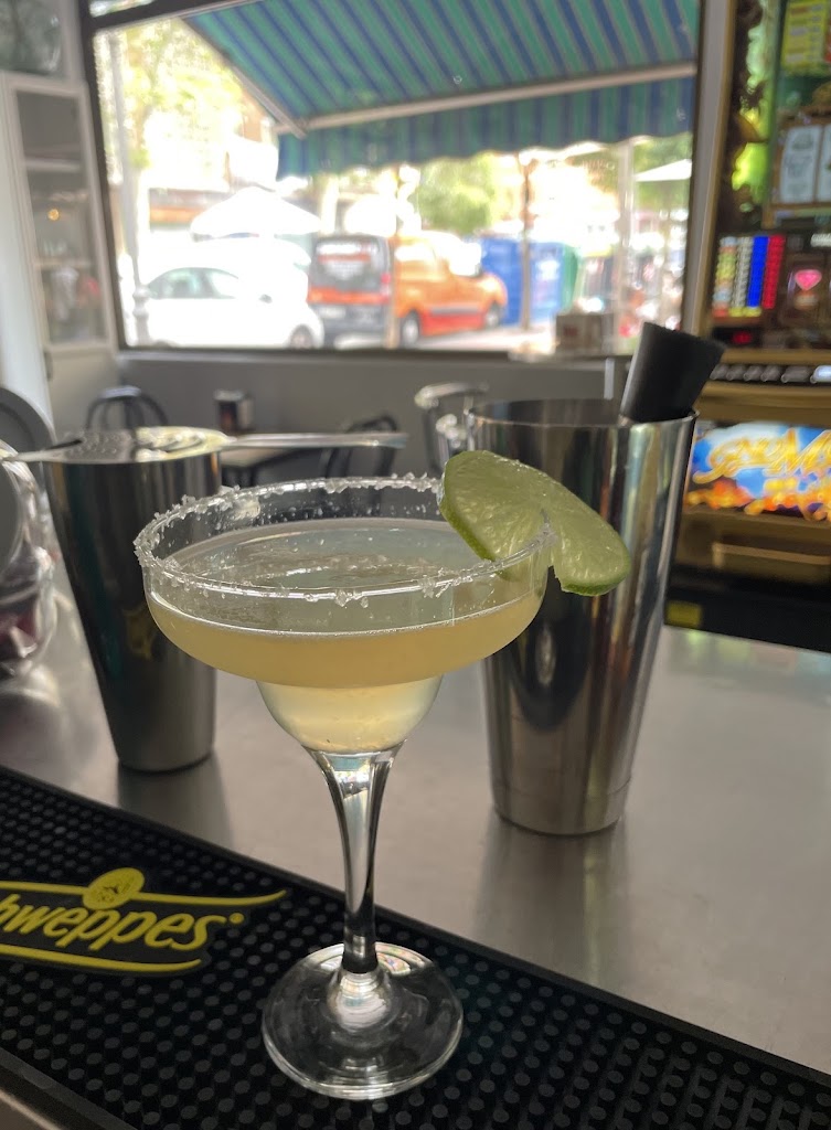 BAR CHACAL — Comida y bebida