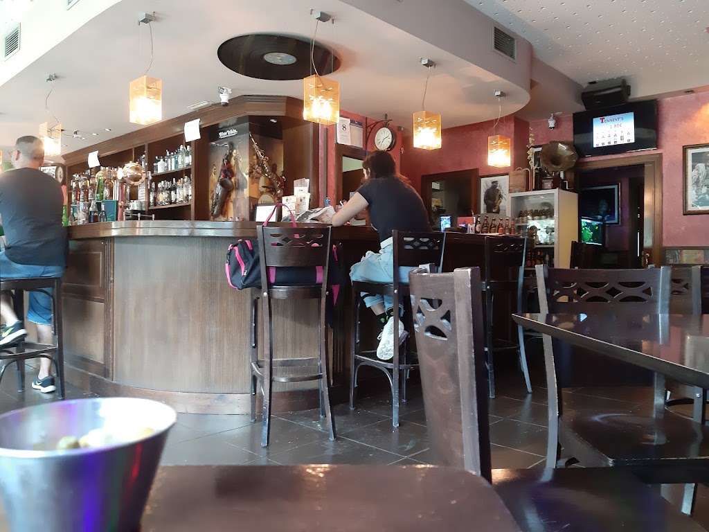Blue Train Cafe — Ambiente