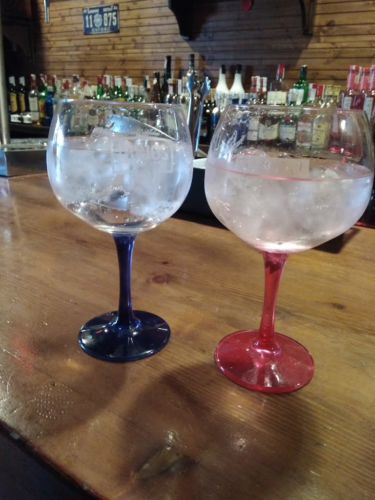 Saloon BAR — Comida y bebida