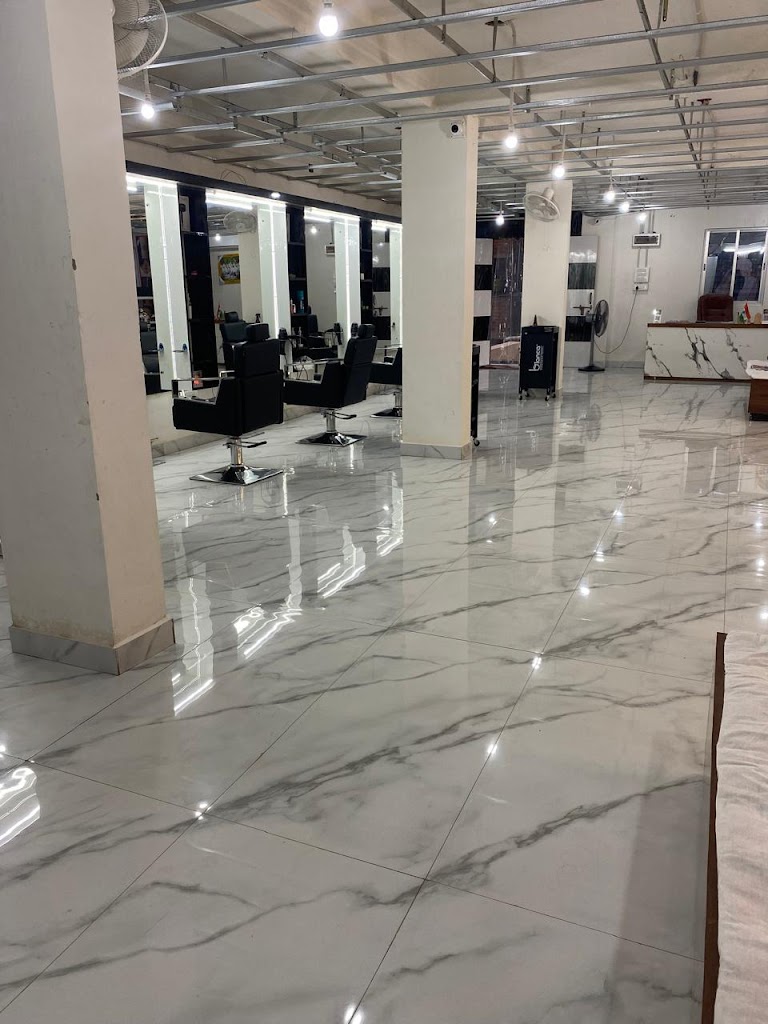 Om Luxury Looks Salon