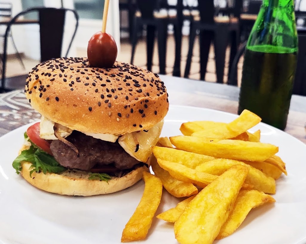 M bistro Coslada — Comida y bebida